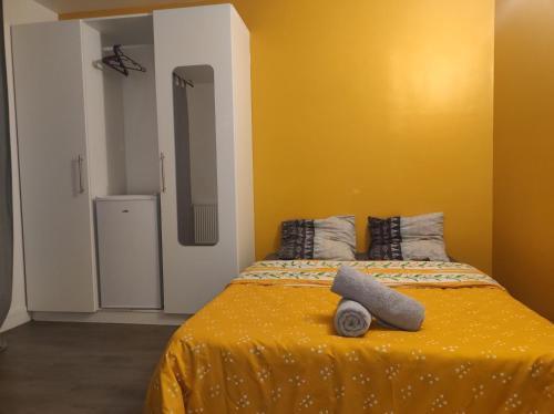 Paris cosy private room with shared space - Chambre privée avec espace commun Paris - Tap to explore photos