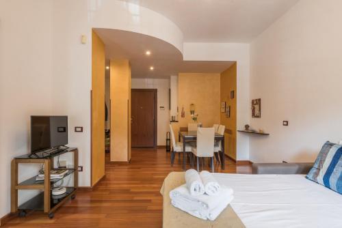 Bright Apt 2 Bedroom and balcony - Tap to explore photos