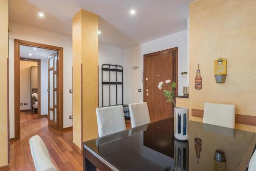 Bright Apt 2 Bedroom and balcony - Tap to explore photos