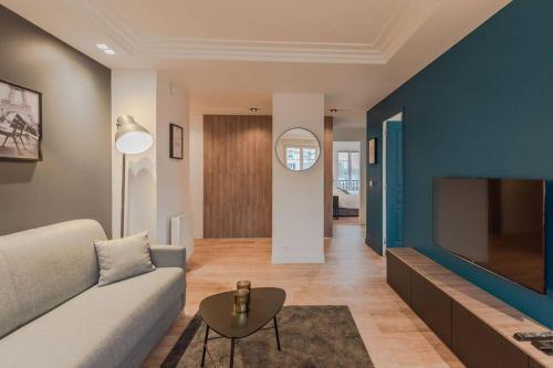Arty Paris apartment Disneyland - Tap to explore photos