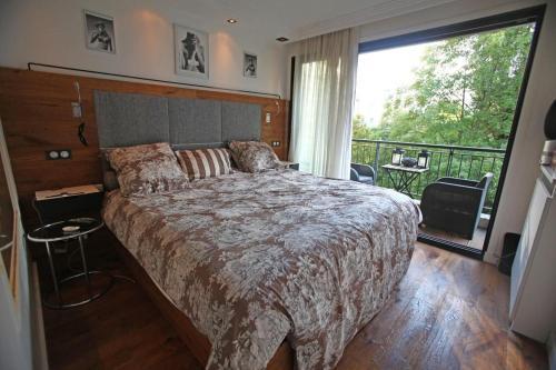 George Apartment in Neuilly - Tap to explore photos