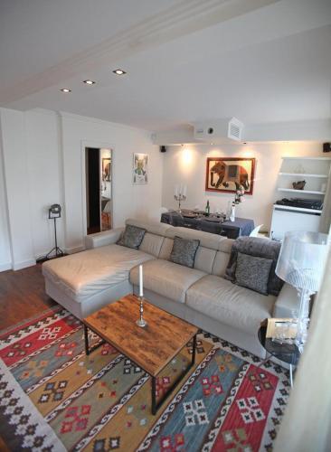 George Apartment in Neuilly - Tap to explore photos