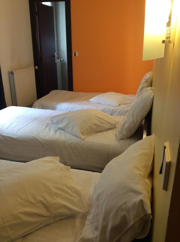 Hotel De La Place Room Type - Triple Room