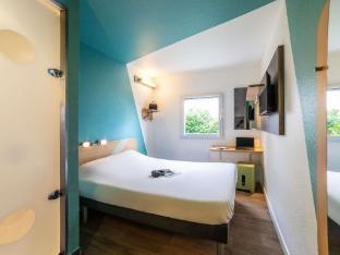 ibis budget Orly Rungis Room Type - Double Room with a large bed for 2 people.