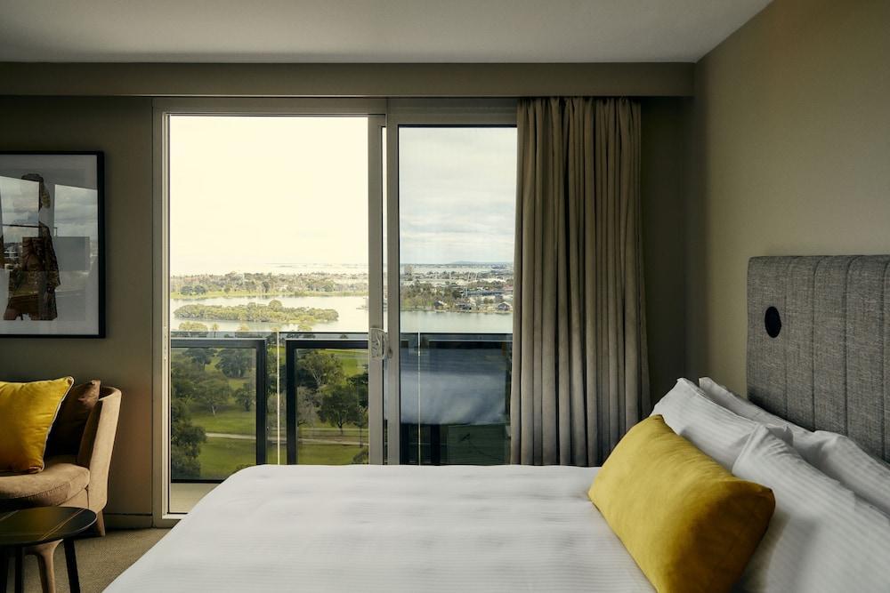 The Kinson Room Type - Studio Bayview Balcony