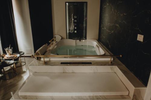 Royalroom-relaxing spa & luxury apartments - Tap to explore photos