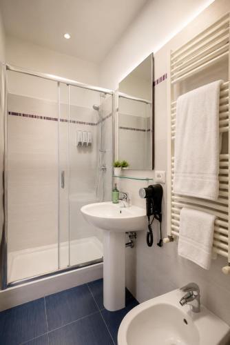 SIGIS HOTEL - Fiumicino - Tap to explore photos