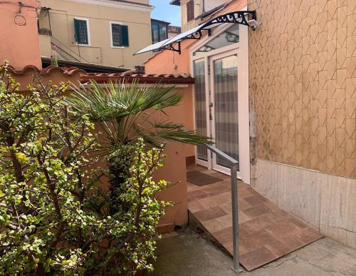 ComfortHouse Ladispoli - Tap to explore photos