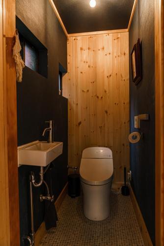 Spacious 80m2 Private House, central Tokyo - Tap to explore photos
