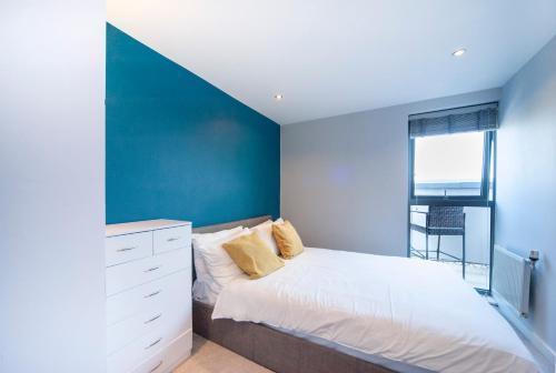 Top Floor Apt - 2 Bed/2 Bath + Private Balcony - Tap to explore photos