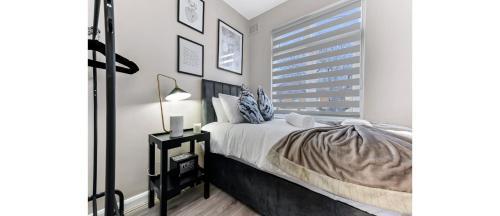 Stylish 3BR Home with Garden Sleeps 6 - Tap to explore photos