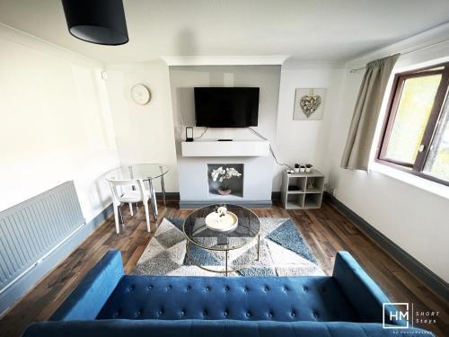 Enfield House - Beautiful 2 Bed - Good Transport Free Parking - Tap to explore photos