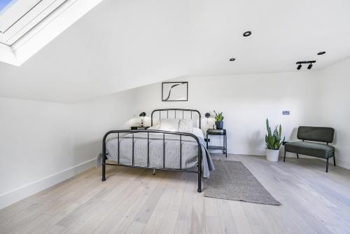 London Calling 3 bed 3 baths 5 mins from train into City