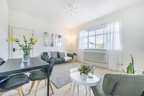 London Calling 3 bed 3 baths 5 mins from train into City - Tap to explore photos