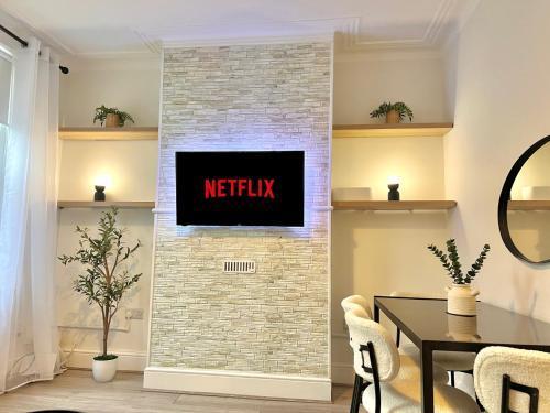 Cosy & Stylish - Boho 2 bed flat with Garden - Tap to explore photos