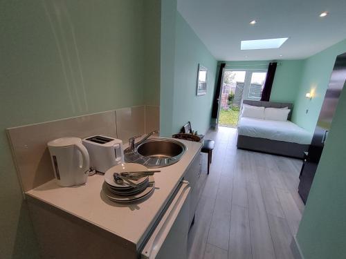 Letzi Premium Cozy Retreat Private En-Suite Rooms, Heathrow Airport - Tap to explore photos
