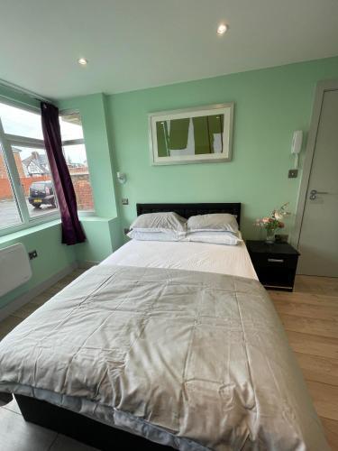 Letzi Premium Cozy Retreat Private En-Suite Rooms, Heathrow Airport - Tap to explore photos