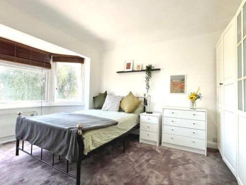 No2326 TreeHole-Spacious Apartment with Two Separate Bedrooms-Free Parking-Business & Family Stays