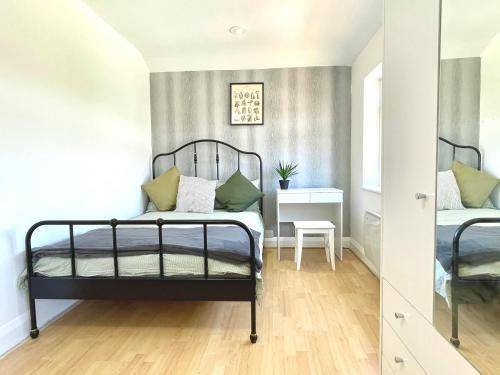 No2326 TreeHole-Spacious Apartment with Two Separate Bedrooms-Free Parking-Business & Family Stays - Tap to explore photos