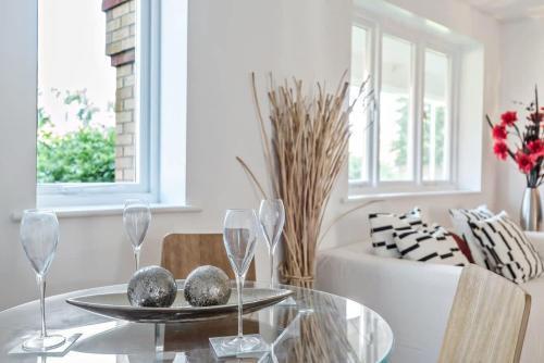 2 Bed Flat, Dedicated workspace, Parking, 4KTV - Tap to explore photos
