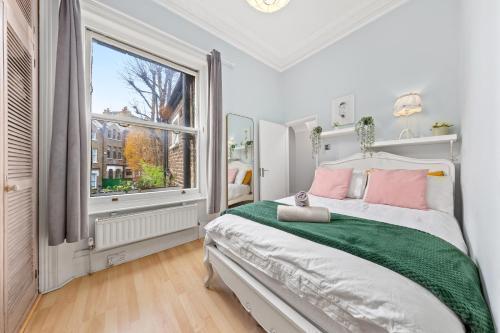 Artist's Bright Hampstead Heath Village 2 bed