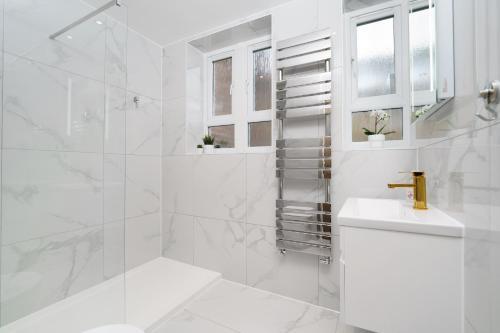 Boutique Flat Near O2 & Excel - Tap to explore photos