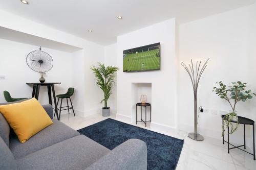 Boutique Flat Near O2 & Excel - Tap to explore photos