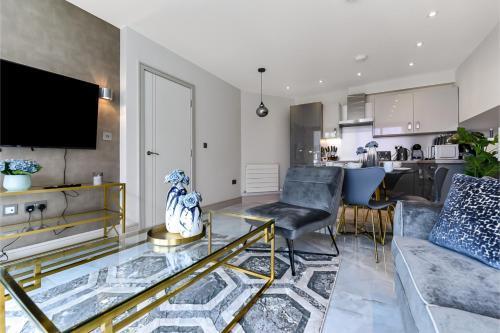 Contemporary 2 Bedroom Flat in Excellent Location! - Tap to explore photos