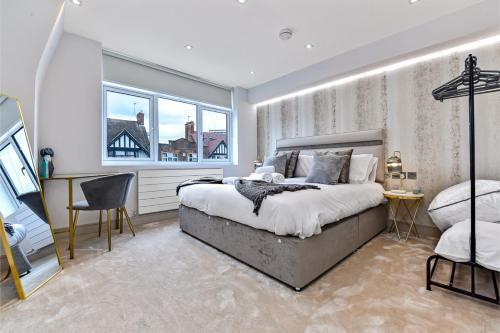 Contemporary 2 Bedroom Flat in Excellent Location! - Tap to explore photos
