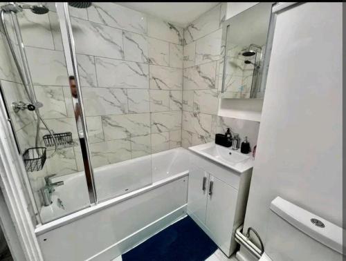 Lovely 2BR Suite in Bow, E3 - Tap to explore photos