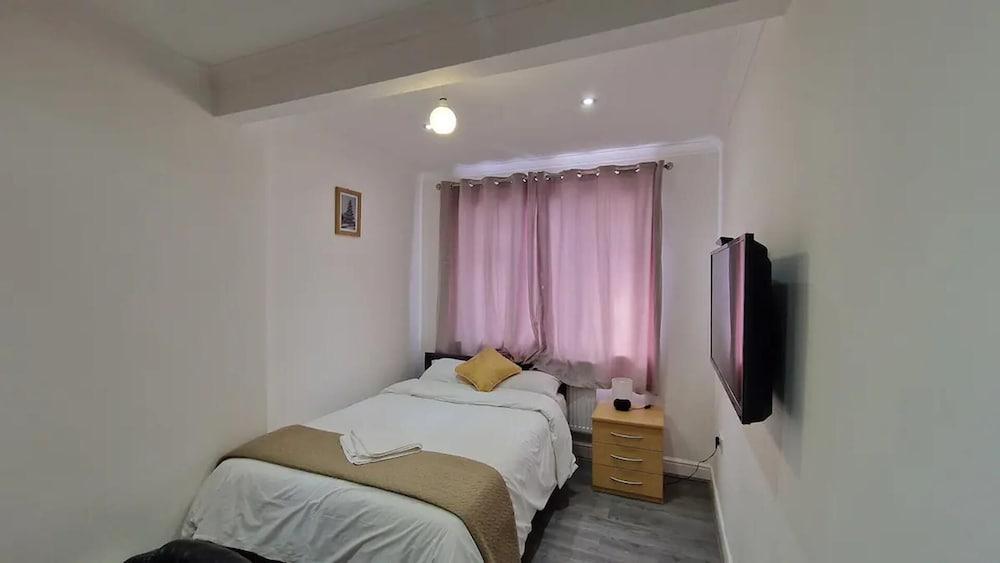 Captivating 2-bed Apartment in Ilford