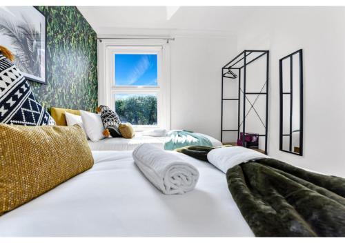 Earth Tones & Greenery: 4BR Flat Sleeps 8