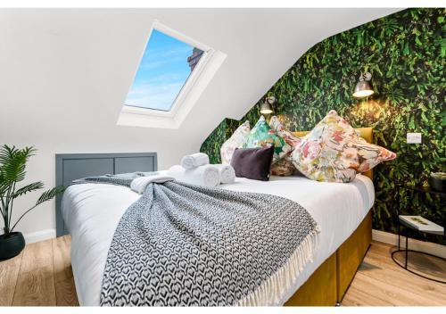 Earth Tones & Greenery: 4BR Flat Sleeps 8 - Tap to explore photos