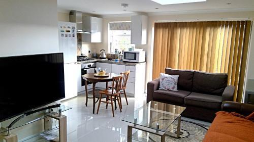 Luxury London Ensuite Double Room, Park free, Tram-Train! - Tap to explore photos