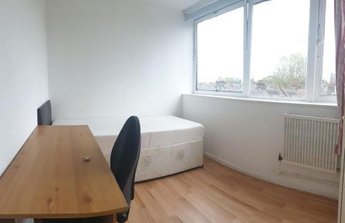 Elephant & Castle - Zone 2 - PRIVATE ROOMS - SHARED BATHROOM - Tap to explore photos