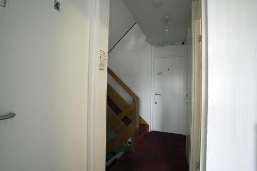 Elephant & Castle - Zone 2 - PRIVATE ROOMS - SHARED BATHROOM - Tap to explore photos
