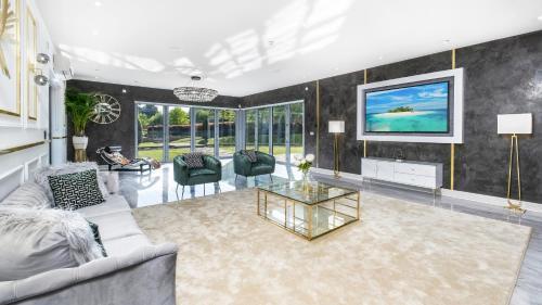 Luxury 10,000 Sq Ft 7-bed Mansion With Indoor Pool - Tap to explore photos