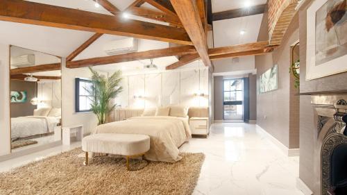 Luxury 10,000 Sq Ft 7-bed Mansion With Indoor Pool - Tap to explore photos