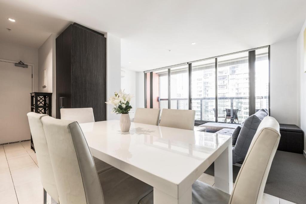 ◈Melbourne CBD 2Br 2Bth Apt Indoor Pool & balcony◈ - Tap to explore photos