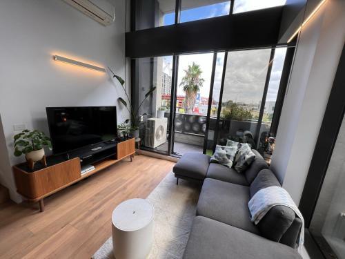 Centrally Located Modern Loft w Free Parking, Infinity Pool, Workspace - Tap to explore photos