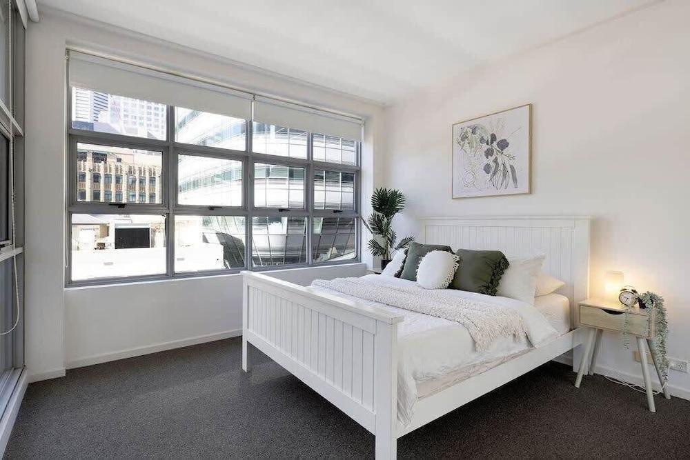 A Stylish & Bright Suite Next to Darling Harbour - Tap to explore photos