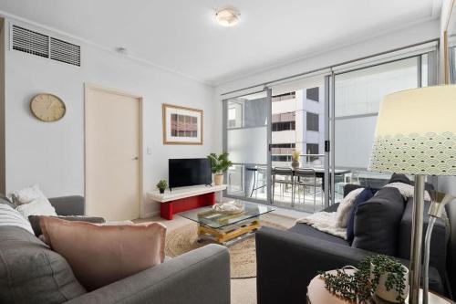 A Comfy 2BR Apt for 7 Next to Darling Harbour - Tap to explore photos