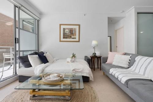 A Comfy 2BR Apt for 7 Next to Darling Harbour - Tap to explore photos