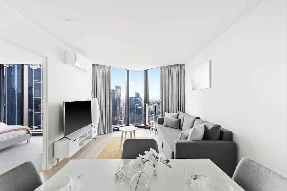 A 3BR Apt Next to Melbourne Central, Free Parking - Tap to explore photos