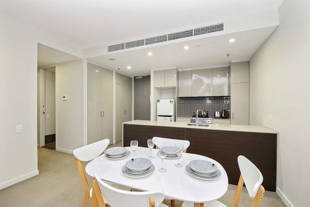 A Comfy Albert Park Apt Next to Grand Prix Circuit - Tap to explore photos