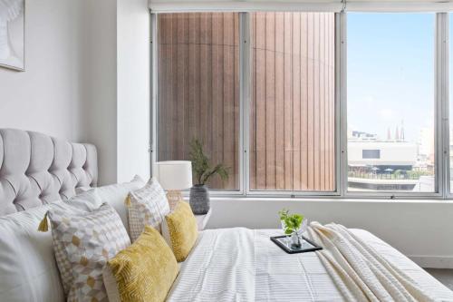 A Cozy 2BR Apt on Collins Near Flinders Station - Tap to explore photos