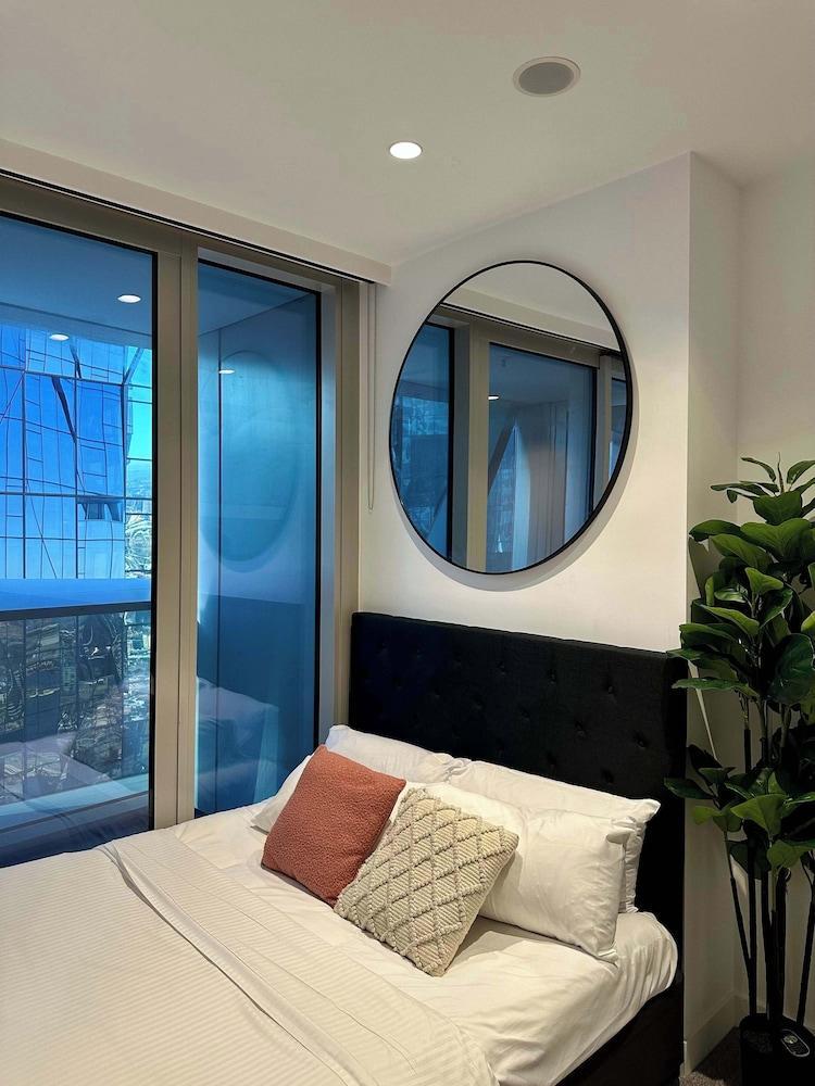 A Comfy Apt Next to Southern Cross - Tap to explore photos
