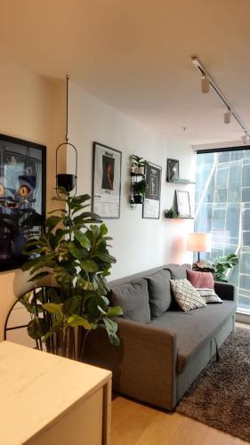 A Comfy Apt Next to Southern Cross - Tap to explore photos
