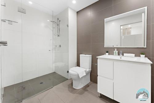 Aircabin - Mascot - Comfy - Family-2 Beds Apt - Tap to explore photos