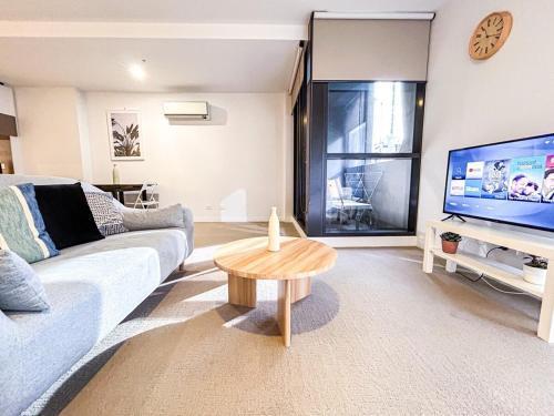 Bright 1BR Studio Wifi Balcony in Abeckett St Pool - Tap to explore photos